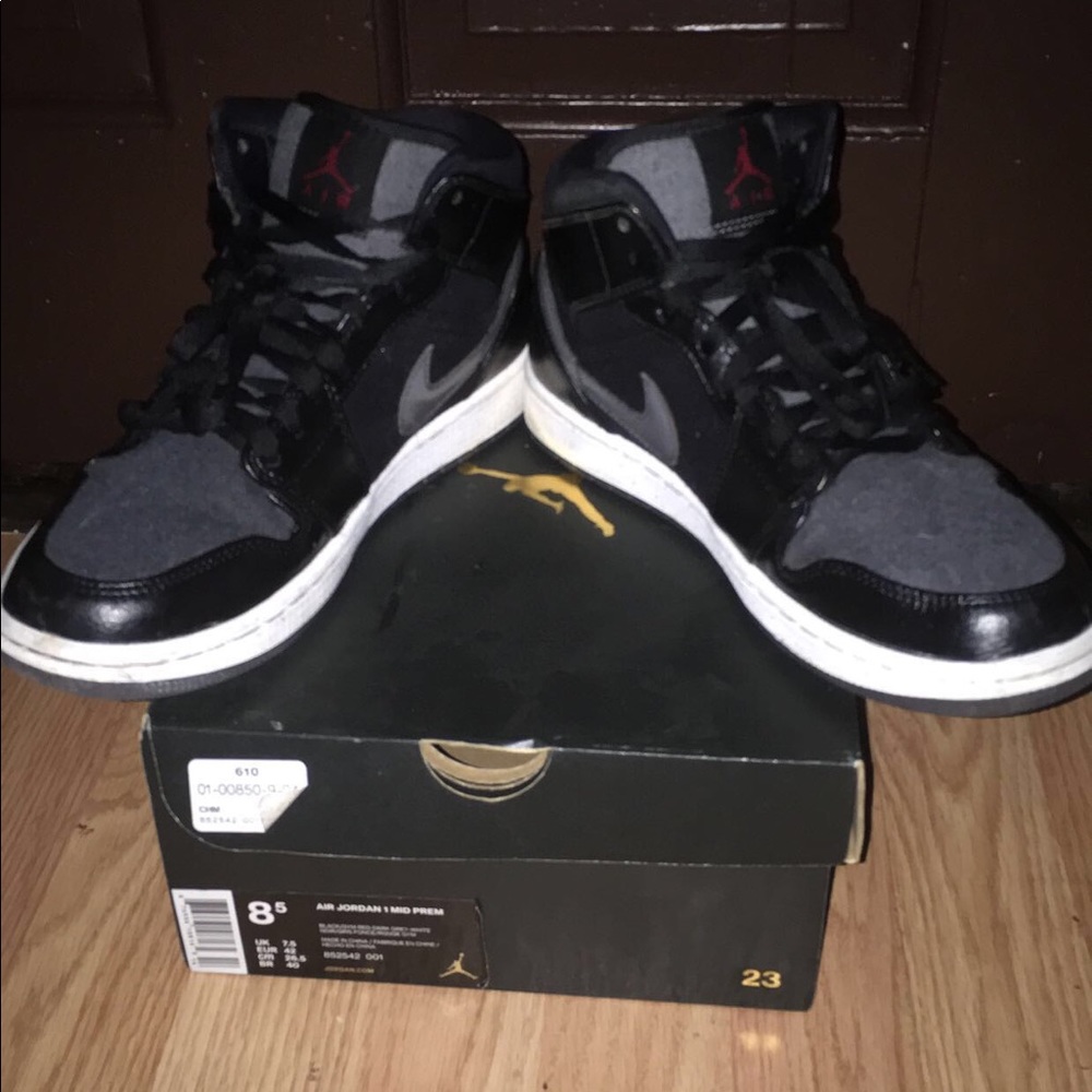 Jordan 1 size 8.5 mid premium